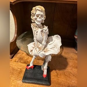 Skeleton skull Marilyn Monroe with red heels